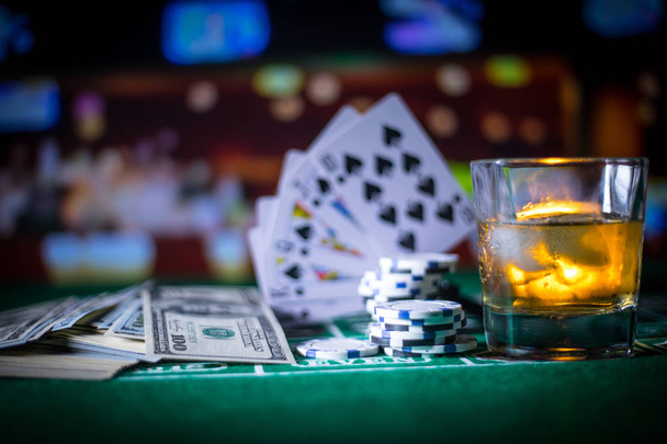 jogo, fortuna, jogo e conceito de entretenimento - close-up de fichas de casino e copo de uísque na mesa. Foco seletivo
 - Foto, Imagem