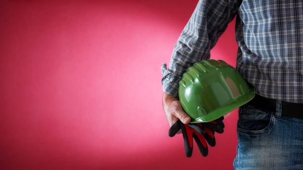 Travailleur peintre maison avec casque et gants à la main. Bâtiment
. - Photo, image