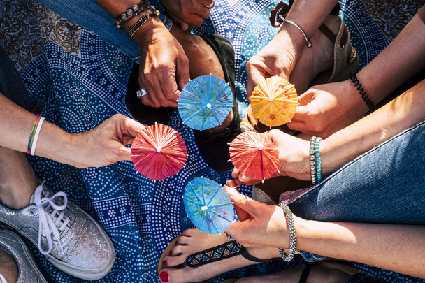 Arkadaş çevresi için yaz tatili etkinliği konsepti. Moda elbisesi giyen bir grup beyaz kadın, şemsiye boyunda güneş kokteyli içiyor.  - Fotoğraf, Görsel