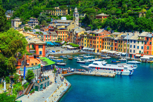 Средиземноморская деревня Портофино с туристами в гавани, Италия
 - Фото, изображение