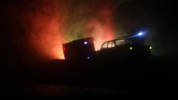 Carros da polícia à noite com fundo de nevoeiro. 911 Resposta de emergência carros da polícia acelerando para o local do crime
.  - Filmagem, Vídeo
