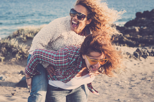 Persone ridere molto e divertirsi insieme in amicizia nell'attività ricreativa all'aria aperta  - Foto, immagini