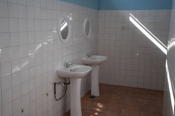 een openbare badkamer gootstenen - Foto, afbeelding