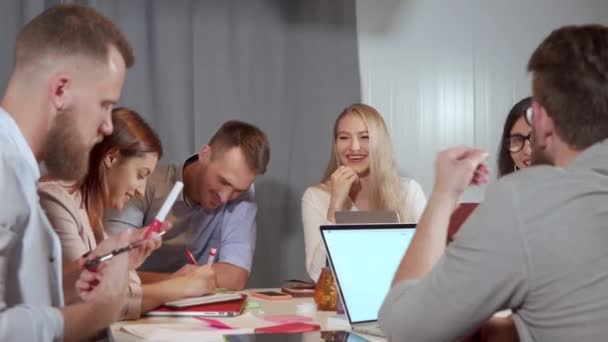 Blonde vrouw kantoormedewerker presteert op werkvergadering - Video