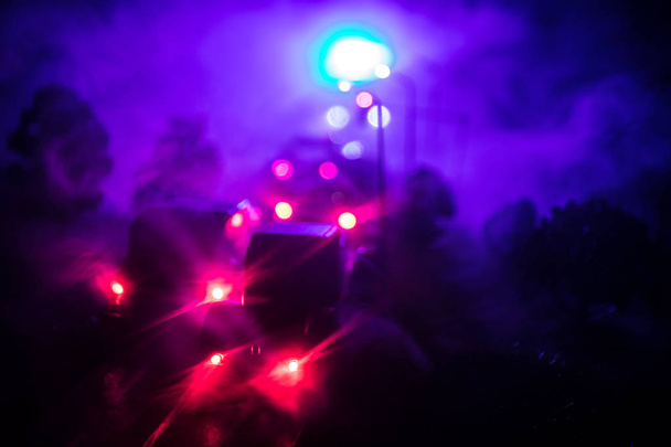 φωτισμού του αυτοκινήτου της αστυνομίας το βράδυ κατά τη διάρκεια ατυχήματος στο δρόμο. Διακόσμηση τραπεζιού έργα τέχνης. Επιλεκτική εστίαση - Φωτογραφία, εικόνα