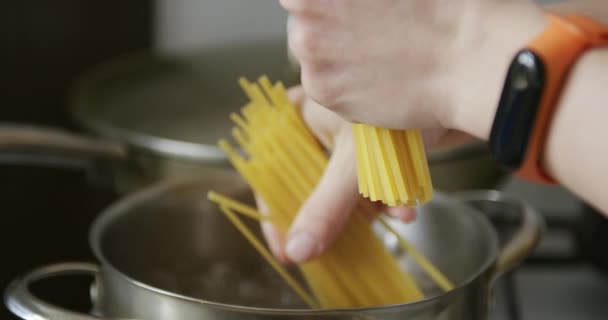 Tészta spagetti helyezi egy fazék forró víz - Felvétel, videó