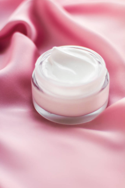 Luxury face cream jar on a soft pink silk - Foto, imagen