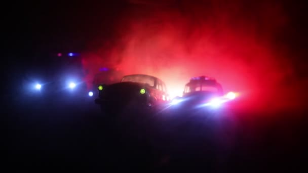 Auto della polizia di notte con sfondo nebbia. 911 Auto della polizia di emergenza che accelerano sulla scena del crimine
.  - Filmati, video
