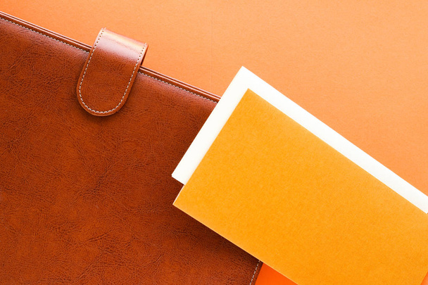 Бизнес класса люкс коричневый портфель на рабочем столе, плоский
 - Фото, изображение