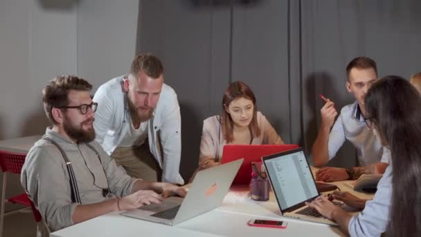 Fiatal vidám férfiak csevegnek az üzleti találkozón a modern cég - Felvétel, videó