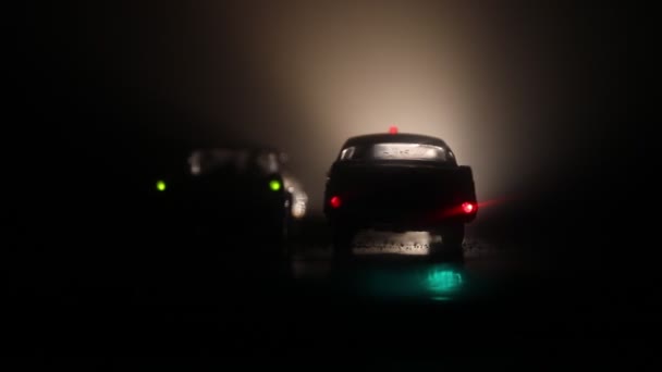 Voitures de police la nuit avec fond de brouillard. 911 Intervention d'urgence voitures de police accélérant sur les lieux du crime
.  - Séquence, vidéo