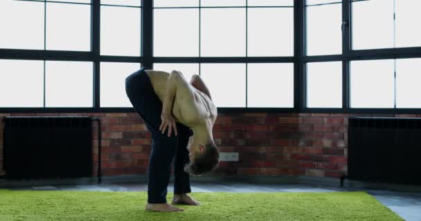 Le jeune homme est engagé dans les pratiques orientales du yoga pour renforcer la santé des jeunes
. - Séquence, vidéo