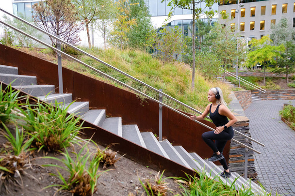 Dopasowanie kobiety sportowe prowadzenie treningu w schodach w parku miejskim - Zdjęcie, obraz