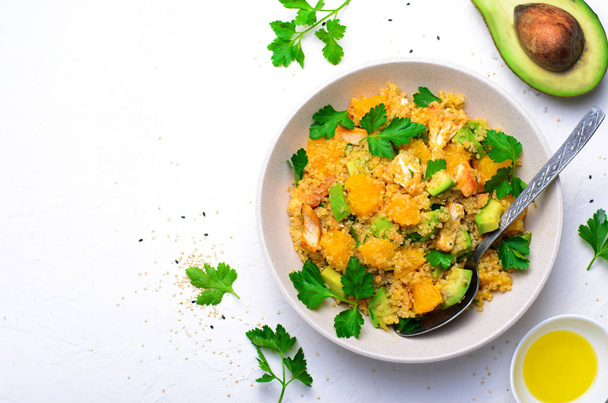 Sałatka quinoa z Orange, kurczaka i awokado, zdrowy posiłek - Zdjęcie, obraz