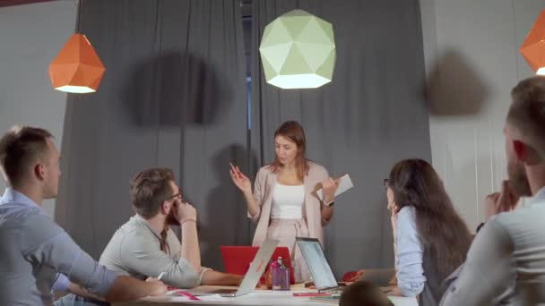 Η νεαρή επιχειρηματίας εκτελεί τη συνάντηση εργασίας στο γραφείο - Πλάνα, βίντεο