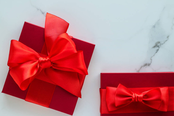 Розкішні червоні подарунки на мармурі
 - Фото, зображення
