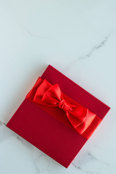 Luxury red holiday gifts on marble - Фото, изображение
