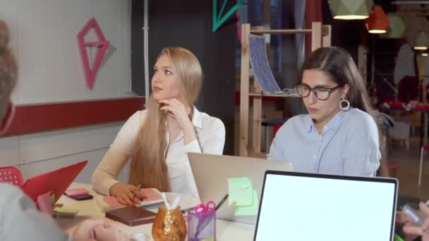 オフィスでのビジネスミーティングで女性と男性が女性スピーカーを聞き取り - 映像、動画