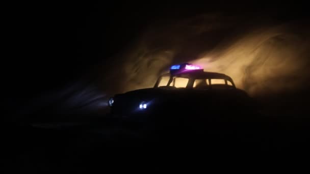 Rendőrségi autó, éjszaka, ködben hátteret. 911 sürgősségi válasz rendőrségi autó gyorshajtás jelenet a bűnözés.  - Felvétel, videó