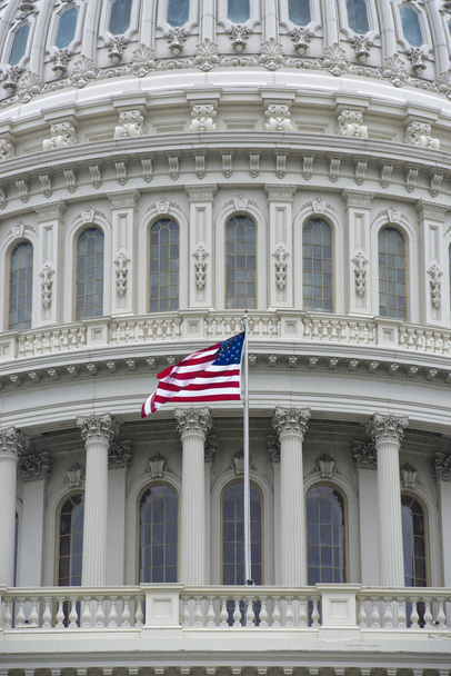Ουάσιγκτον dc κεφαλαίου λεπτομέρεια με την αμερικανική σημαία - Φωτογραφία, εικόνα