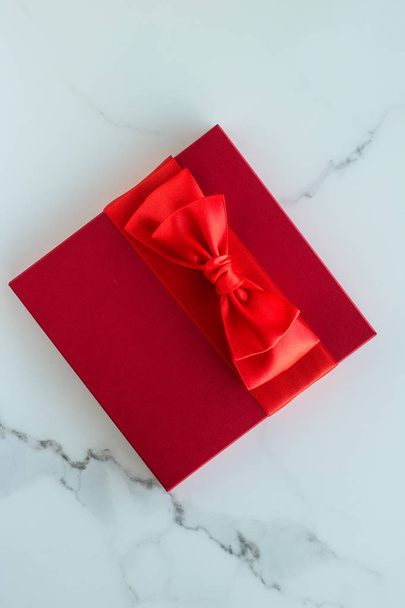 Luxury red holiday gifts on marble - Foto, Imagem