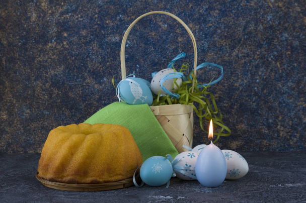 Paskalya ekmek ve karanlık taş masada bir sepet içinde mavi Paskalya yumurtaları - Fotoğraf, Görsel
