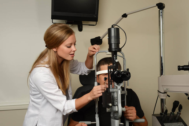 Eye Doctor esamina un paziente
 - Foto, immagini