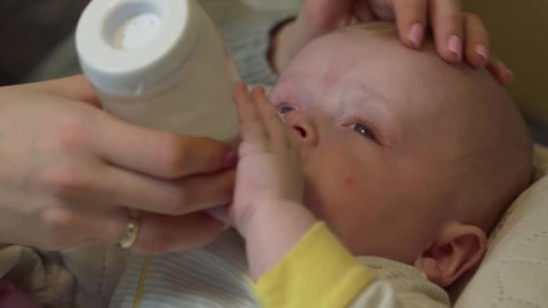 Şişe gelen bebek yiyor - Video, Çekim