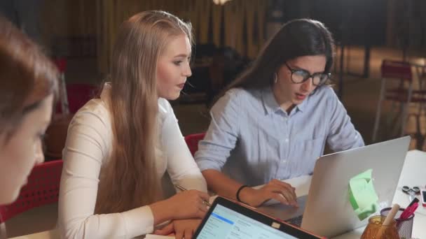 Female office workers are chatting during briefing at working room - Filmagem, Vídeo