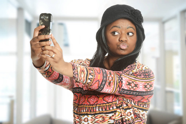 Black woman taking a selfie - Foto, Imagem