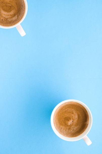 Warme aromatische koffie op blauwe achtergrond, flatlay - Foto, afbeelding