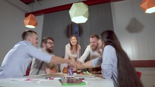 Business team van jonge mensen vouwen handen samen en schreeuwen in het kantoor - Video