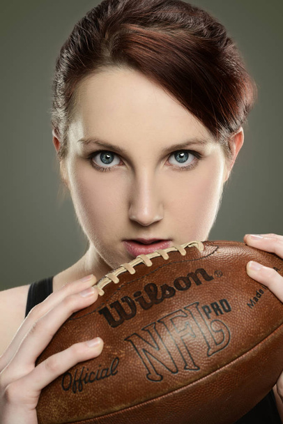 Молодая женщина с футболом
 - Фото, изображение