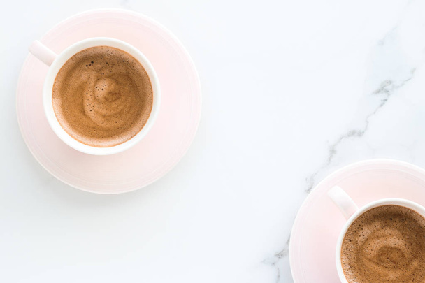 Гаряча ароматна кава на мармурі, плоска
 - Фото, зображення