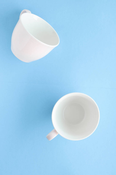 Üres csésze és csészealj, kék alapon, flatlay - Fotó, kép