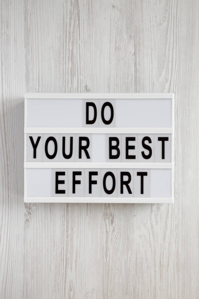 Moderne Tafel mit den Worten "tue dein Bestes" über weißem Holz  - Foto, Bild