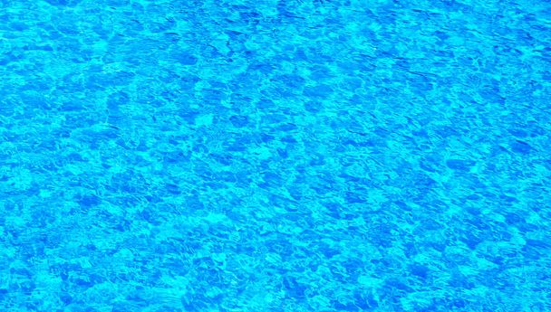 die Wasseroberfläche des Swimmingpools türkis, von der Sonne beleuchtet - Foto, Bild