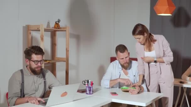 Η γυναίκα μάνατζερ συζητά με τους άνδρες υπαλλήλους στο γραφείο - Πλάνα, βίντεο