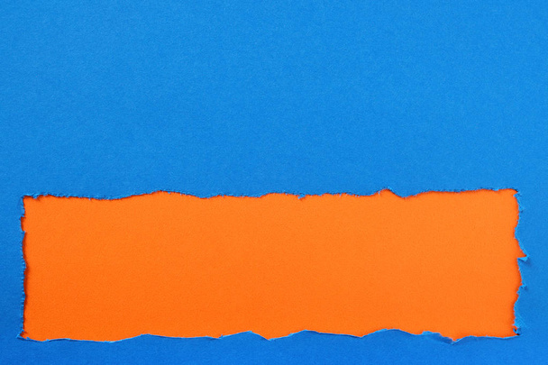 Σκισμένο χαρτί μπλε λωρίδα πορτοκαλί φόντο πλαίσιο συνόρων - Φωτογραφία, εικόνα