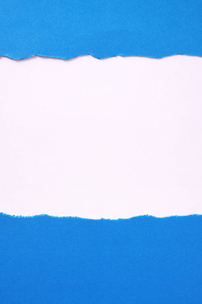zerrissenes blaues Papier weißer Hintergrund Rahmen vertikal - Foto, Bild