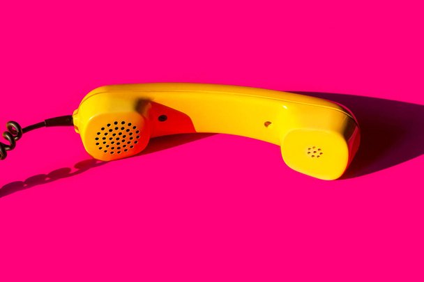 Retro vintage telefoon handset geel roze rood paars plastic oranje Disko achtergrond oude stijl schaduw 90 - Foto, afbeelding