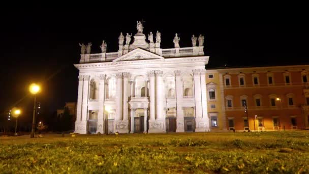 Aksaklık etkisi. Laterano 'da Basilica San Giovanni, nigth. Roma, Italya. Video. UltraHD (4k) - Video, Çekim