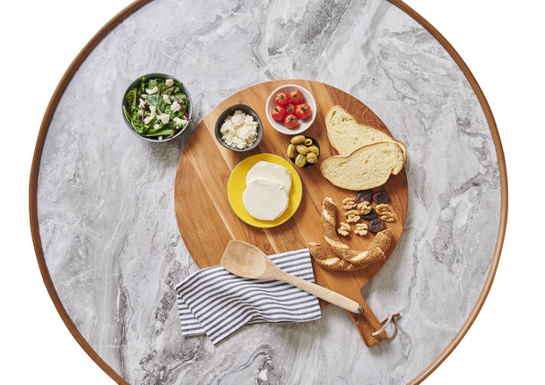 Colazione tagliere legno insalata pane cucchiaio di legno e tovagliolo stile sul tavolo di marmo grigio
 - Foto, immagini