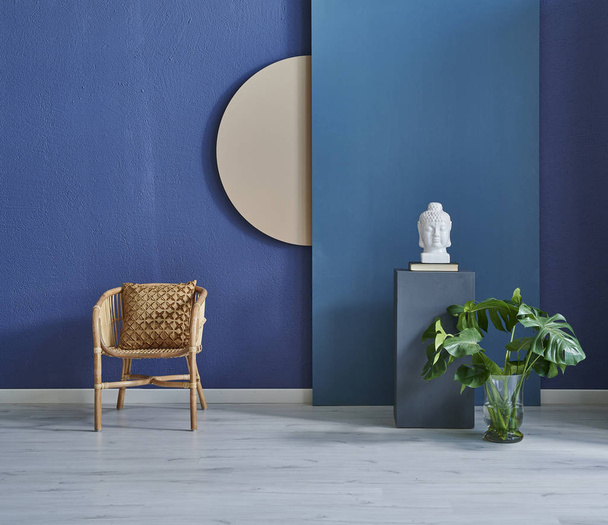 Modern sötétkék kőfal, textúrázott fal, kék dekoratív fal, belső koncepció. Otthoni falháttér. parketta és modern háttér - Fotó, kép
