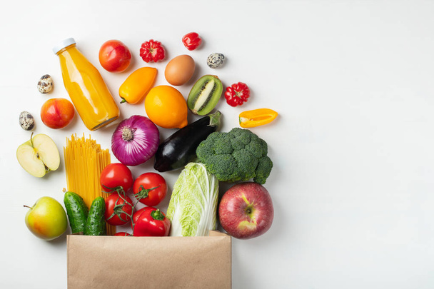 Kağıt torba bir tabloda farklı sağlık gıda. - Fotoğraf, Görsel