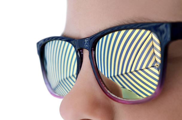 Reflexión en el primer plano de las gafas de sol. Chica en gafas
. - Foto, Imagen