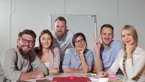 Η χαρούμενη εργατική συλλογική εταιρεία χαμογελάει και κοιτάζει την κάμερα - Πλάνα, βίντεο