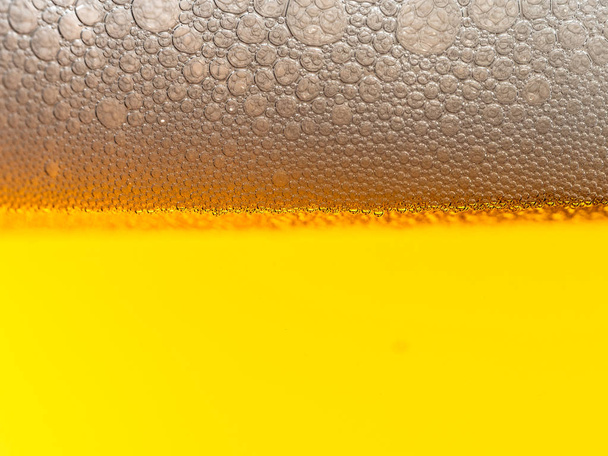Bière, verre de bière avec bulles et mousse
 - Photo, image