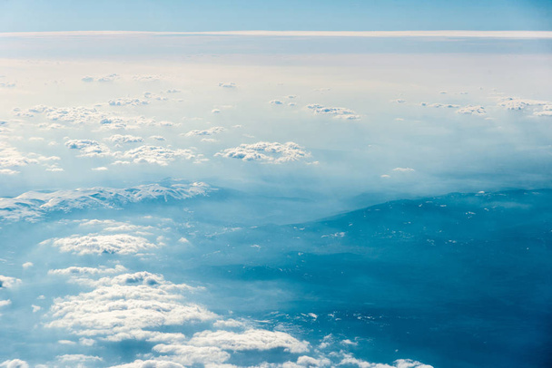 Вид зверху на білі хмари над водою
 - Фото, зображення