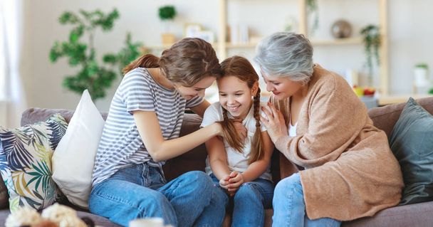 familie drie generaties grootmoeder, moeder en kind spelen en - Foto, afbeelding